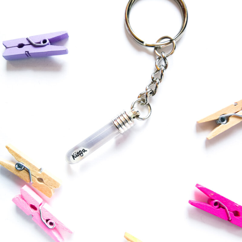 Prekursor | Breloczek z napisem na ziarenku ryżu | srebrny