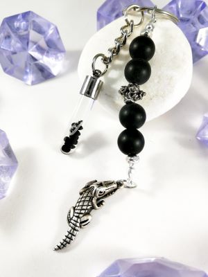 brelok czarny z jaszczurką i ziarenkiem z napisem na ryżu