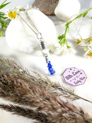 łancuszek z napisem na ziarenku ryżu, zawieszka, niebieskie dodatki