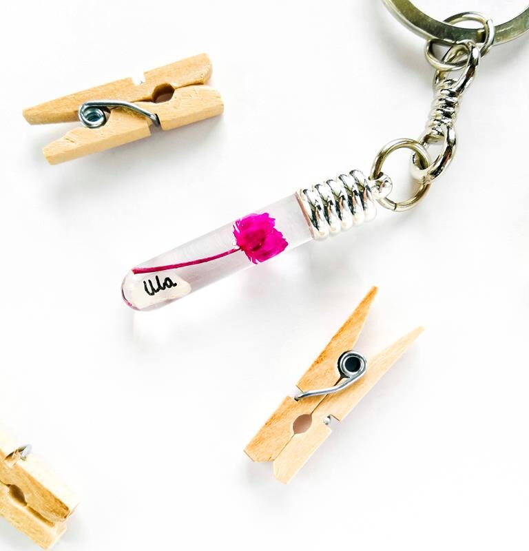 Brelok z napisem na ryżu różowy dodatek